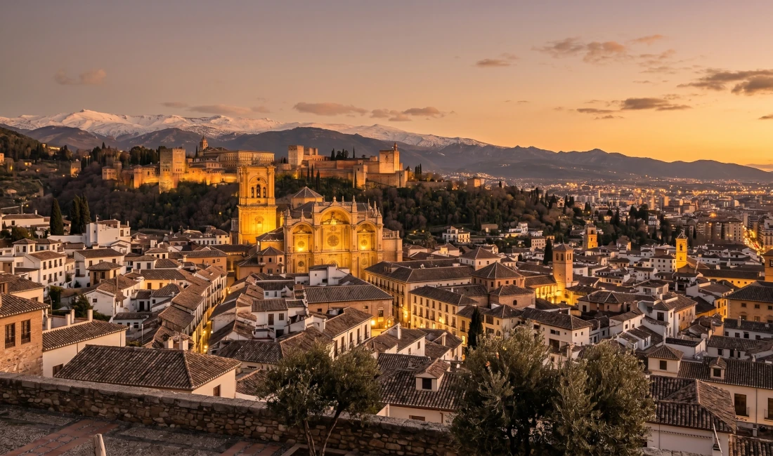 Granada de noche con la Alhambra iluminada